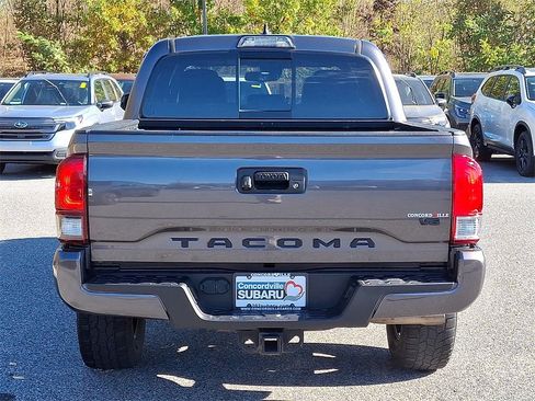 Used 2018 Toyota Tacoma TRD Sport image 5