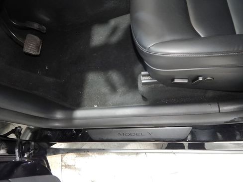 Used 2025 Tesla Model Y Long Range AWD/4WD image 13