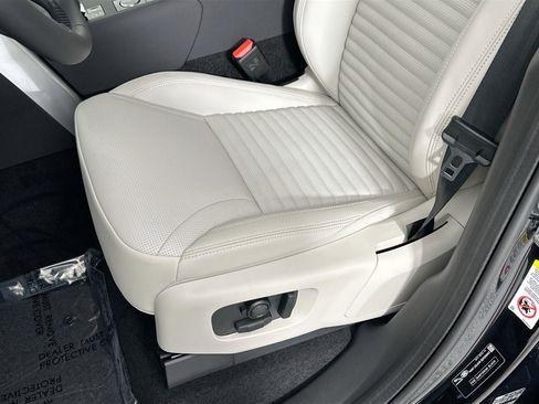 Used 2025 Land Rover Discovery S image 17
