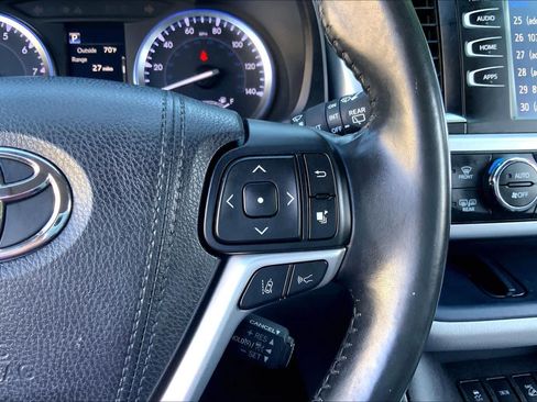 Used 2018 Toyota Highlander XLE AWD/4WD image 25
