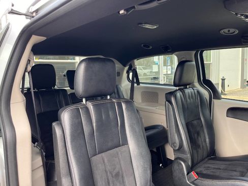 Used 2018 Dodge Grand Caravan SXT FWD image 12