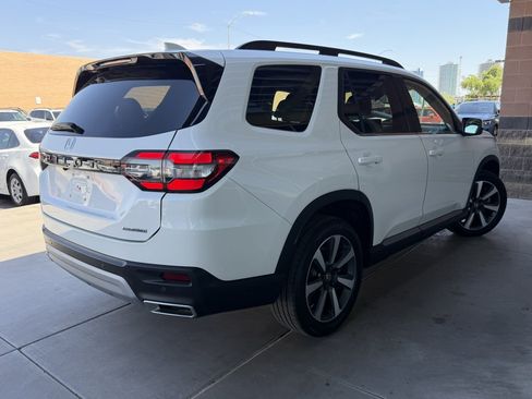 Used 2024 Honda Pilot Touring image 4