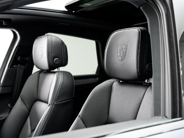 Certified 2026 Porsche Macan AWD/4WD image 9