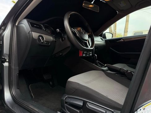 Used 2017 Volkswagen Jetta S image 38
