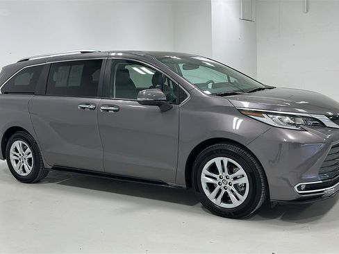 Used 2023 Toyota Sienna Limited image 8
