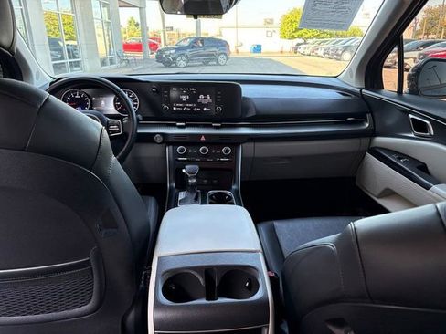 Used 2023 Kia Carnival LX image 33
