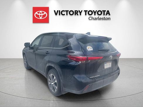 Used 2023 Toyota Highlander XLE image 2