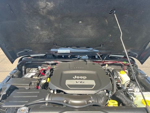 Used 2017 Jeep Wrangler Unlimited Sahara w/ Connectivity Group AWD/4WD image 34