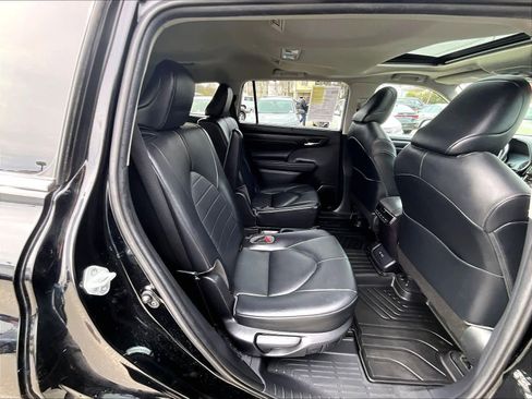 Used 2021 Toyota Highlander XLE image 16