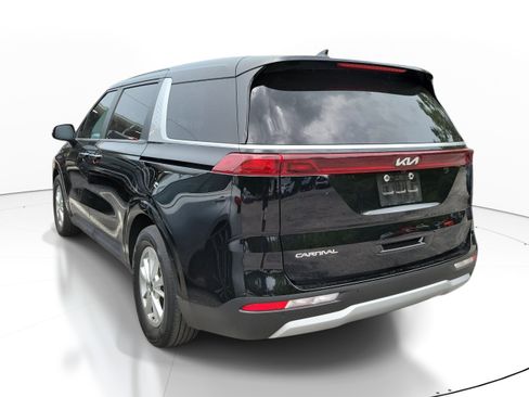 Used 2024 Kia Carnival LX FWD image 4