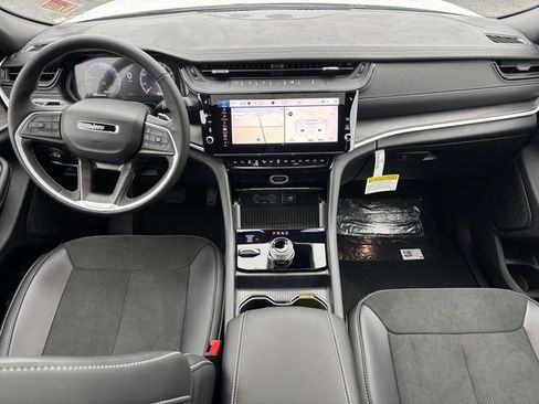 New 2026 Jeep Grand Cherokee 4WD image 2