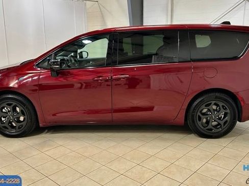 Used 2023 Chrysler Pacifica Limited w/ Uconnect Theater Family Group FWD image 2