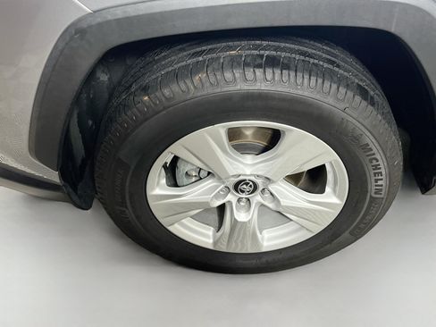 Used 2020 Toyota RAV4 XLE w/ Convenience Package FWD image 14