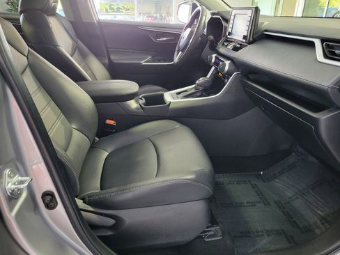Used 2022 Toyota RAV4 XLE Premium image 17