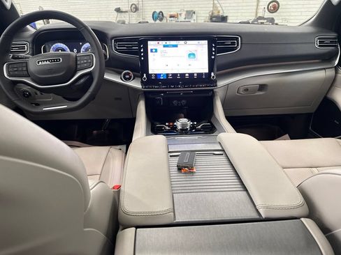 Used 2025 Jeep Wagoneer Series III AWD/4WD image 17