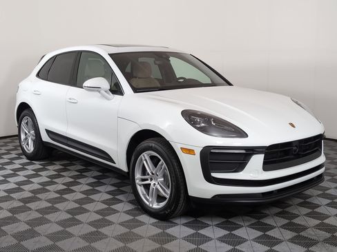 Certified 2025 Porsche Macan image 10