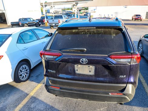 Used 2022 Toyota RAV4 XLE Premium FWD image 7