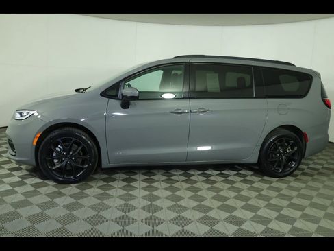 Used 2023 Chrysler Pacifica Touring-L w/ Uconnect Theater Family Group AWD/4WD image 17