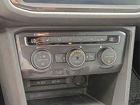 Used 2021 Volkswagen Tiguan SE image 28