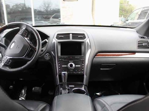 Used 2017 Ford Explorer Platinum image 30