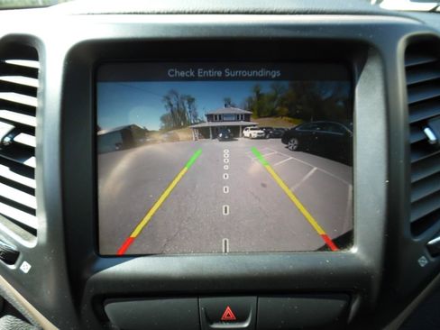 Used 2017 Jeep Cherokee Limited FWD image 18