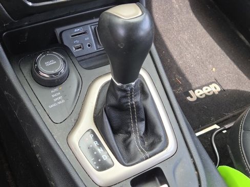 Used 2015 Jeep Cherokee Limited AWD/4WD image 20