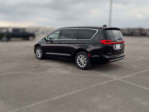 New 2026 Chrysler Pacifica Select image 8