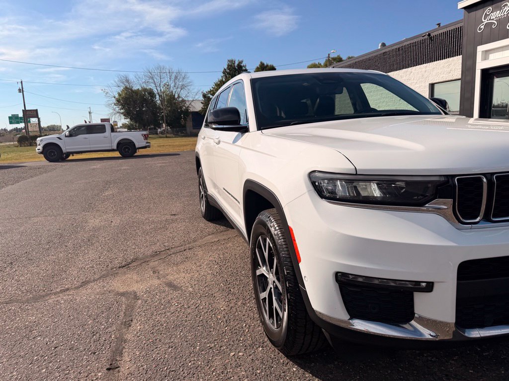 Used 2023 Jeep Grand Cherokee L Limited w/ Luxury Tech Group II AWD/4WD image 14