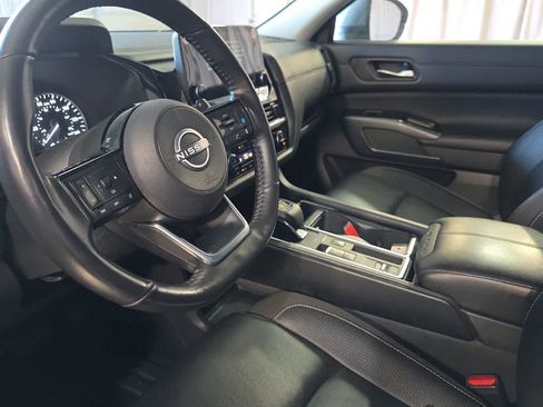 Used 2025 Nissan Pathfinder SL FWD image 14