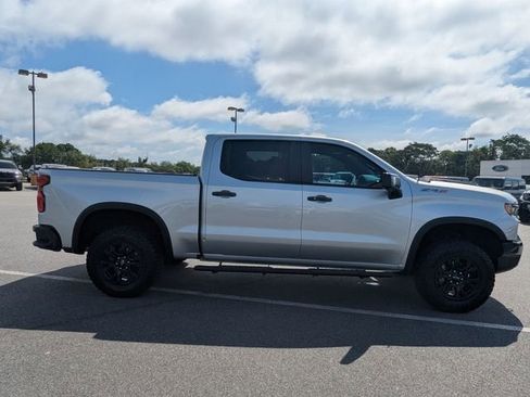 Used 2022 Chevrolet Silverado 1500 ZR2 w/ Technology Package AWD/4WD image 2