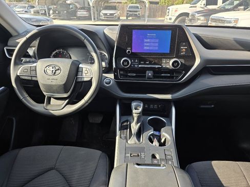 Used 2025 Toyota Highlander LE FWD image 35
