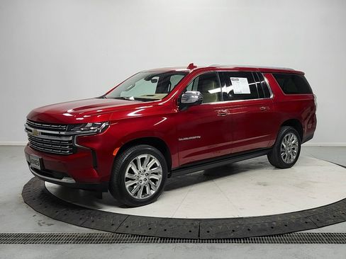Used 2021 Chevrolet Suburban Premier w/ Premium Package AWD/4WD image 3