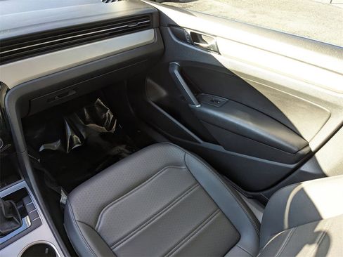 Used 2021 Volkswagen Passat 2.0T SE image 16