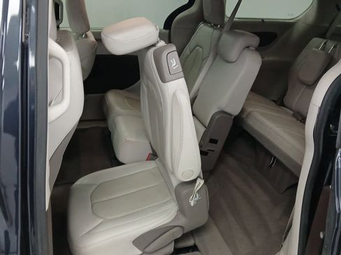 Used 2020 Chrysler Pacifica Touring-L image 19