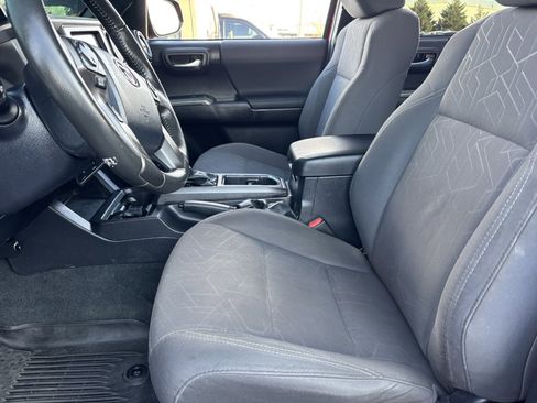 Used 2017 Toyota Tacoma TRD Off-Road image 19