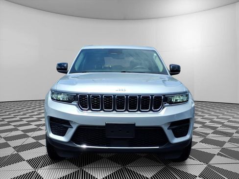 Used 2023 Jeep Grand Cherokee Laredo AWD/4WD image 2