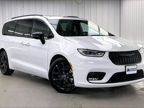 Used 2025 Chrysler Pacifica Limited FWD image 35