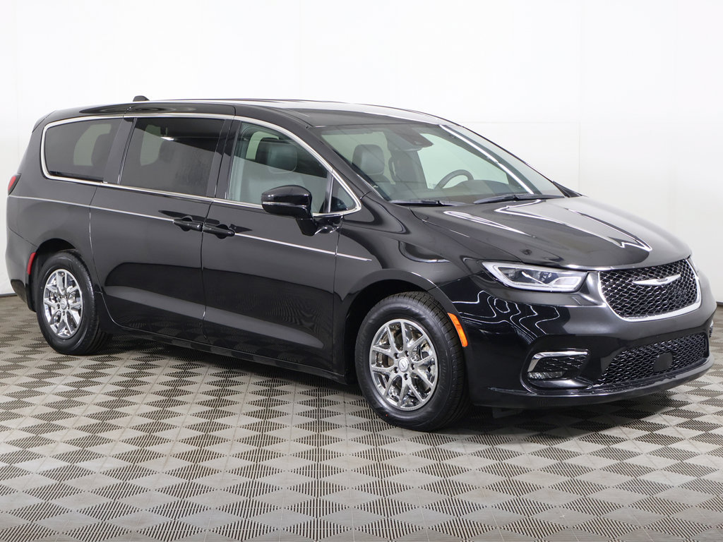 Used 2025 Chrysler Pacifica Select FWD image 56