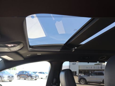 Used 2025 Chrysler Pacifica Limited FWD image 26