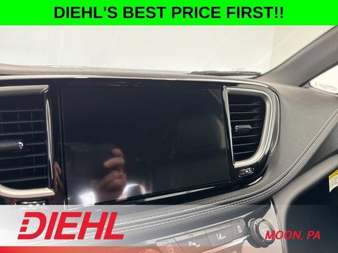 New 2027 Chrysler Pacifica Select AWD/4WD image 34
