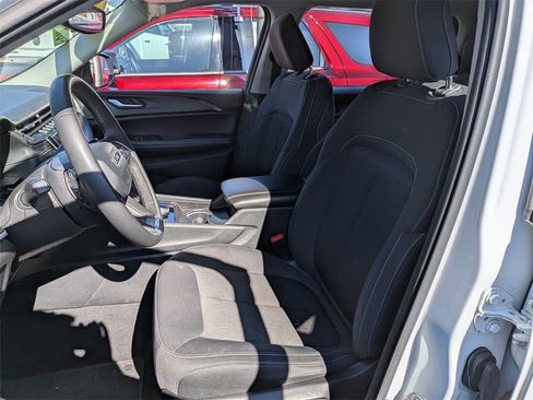 Used 2024 Jeep Grand Cherokee L Laredo image 19