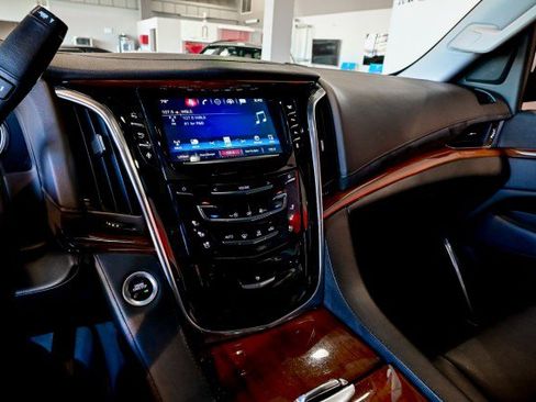 Used 2016 Cadillac Escalade Luxury AWD/4WD image 34