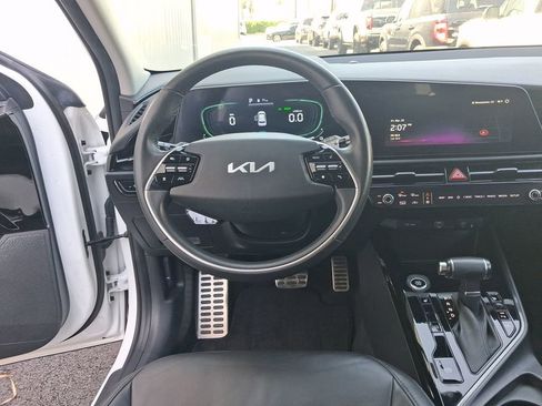 Used 2023 Kia Niro EX Touring image 12
