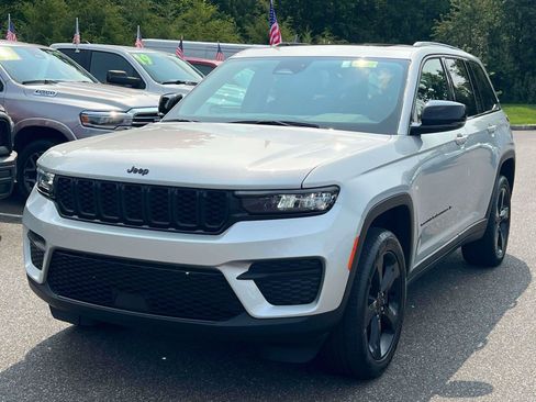 Used 2023 Jeep Grand Cherokee Altitude AWD/4WD image 2