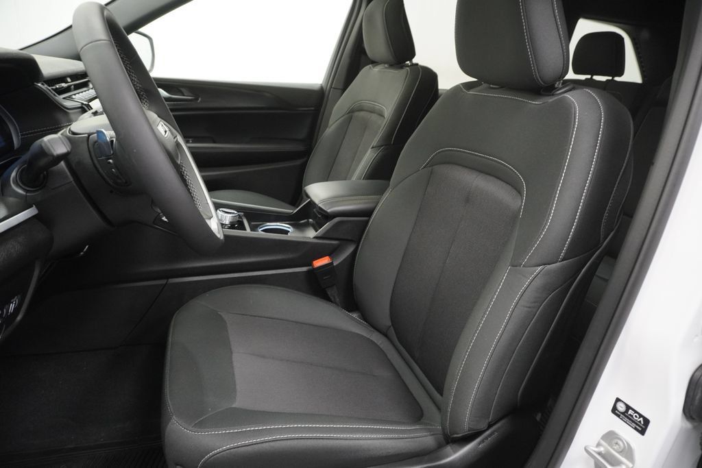 Certified 2025 Jeep Grand Cherokee Laredo X AWD/4WD image 3