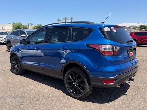 Used 2017 Ford Escape SE w/ SE Sport Appearance Package FWD image 3