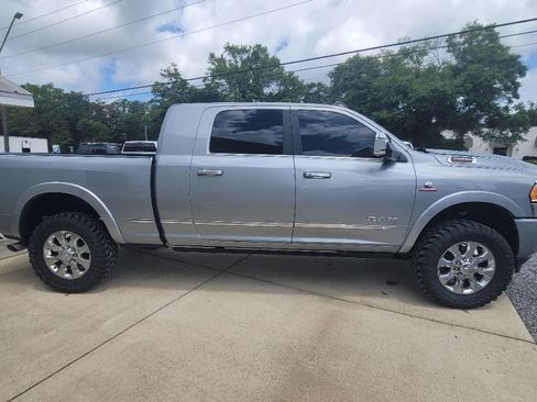 Used 2022 RAM 2500 Limited AWD/4WD image 2