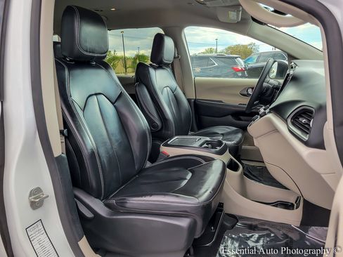 Used 2023 Chrysler Pacifica Touring-L FWD image 29