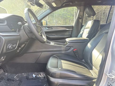 Used 2025 Jeep Grand Cherokee Limited image 27