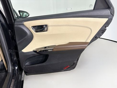 Used 2015 Toyota Avalon Limited image 32